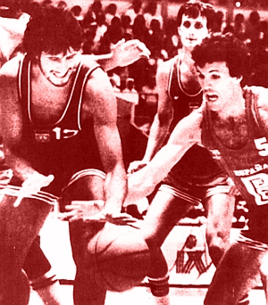 Boban Petrović (levo) i Hoakin Kosta (Španija) u borbi za loptu, iza je Željko Jerkov
