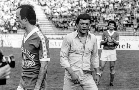 Početni udarac izveo je bokser Mijo Perunović (u sredini), levo je Ante Miročević, desno Mišo Krstičević