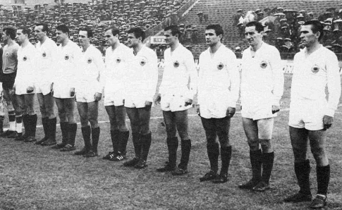 Reprezentacija Jugoslavije (stoje sleva): Milutin Šoškić, Velibor Vasović, Bora Kostić, Slaven Zambata, Spasoje Samardžić, Rudolf Belin, Milan Galić, Josip Skoblar, Vojislav Melić, Fahrudin Jusufi i Milan Čop.
