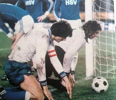Razočarani Šurjak nakon prokockane prilike Hajduka u 63. minutu. Iza je golman HSV-a Kargus