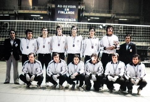Osvajači prve medalje za jugoslovensku mušku odbojku 1975. godine (FOTO: www.ossrb.org)